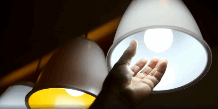 Conta de luz fica mais cara com nova bandeira tarifária; veja quem terá desconto