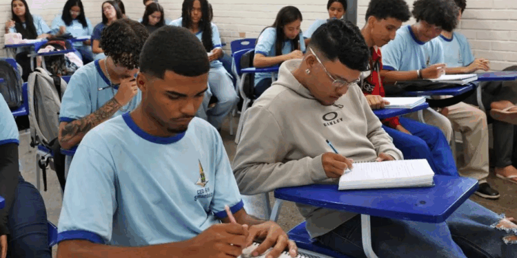 MEC orienta escolas na escolha de livros didáticos para o ensino médio