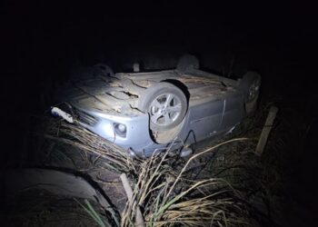 Carro capota na BR-354 em Iguatama após tentativa de ultrapassagem