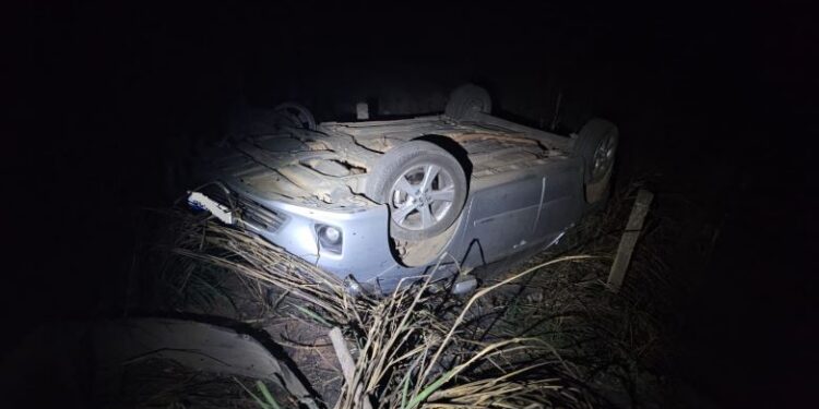 Carro capota na BR-354 em Iguatama após tentativa de ultrapassagem