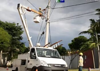 CEMIG inicia retirada de cabos irregulares em Formiga após pedido da Prefeitura