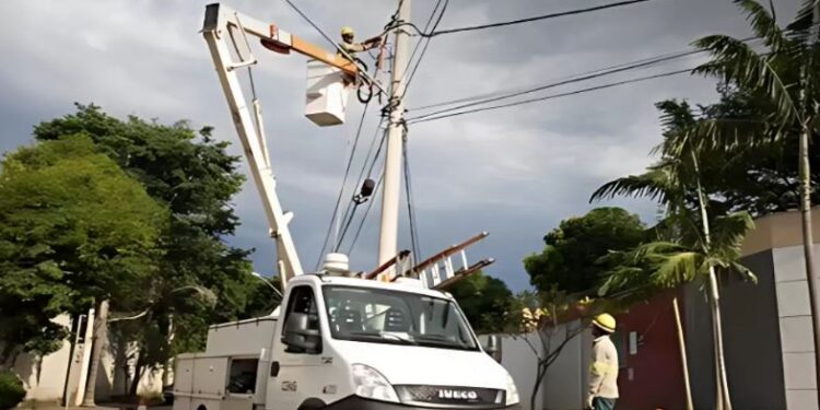 CEMIG inicia retirada de cabos irregulares em Formiga após pedido da Prefeitura