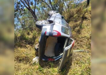 Carro capota na BR-494 em Divinópolis; três pessoas ficam feridas