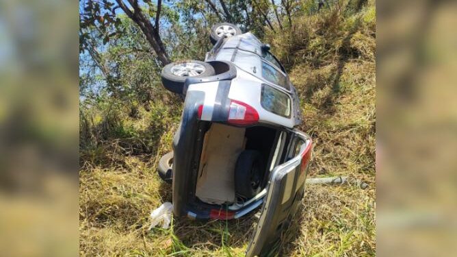 Carro capota na BR-494 em Divinópolis; três pessoas ficam feridas