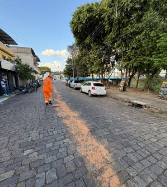 Perigo de derrapagem é contido após derramamento de óleo no Centro de Formiga