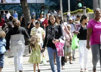 Taxa de desemprego em agosto fica em 5,6% e repete recorde de mínima