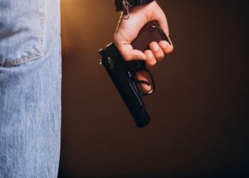 Homem é executado a tiros dentro de carro em Arcos