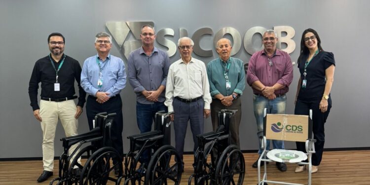 Sicoob Credifor doa cadeiras de rodas ao Lions Clube de Formiga