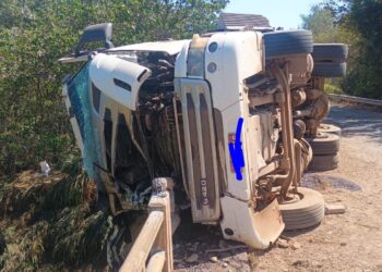 Caminhão carregado de café tomba na BR-354 em Bambuí