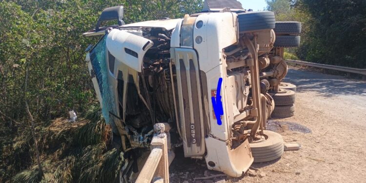 Caminhão carregado de café tomba na BR-354 em Bambuí