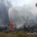 Bombeiros combatem incêndio em lote vago no bairro de Formiga