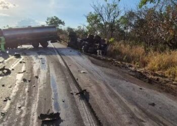 Motorista de caminhonete morre após bater de frente com caminhão na BR-262