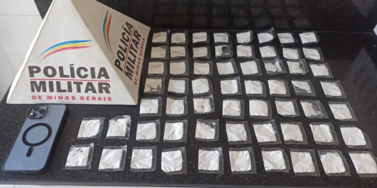 Jovem é preso em Formiga durante Operação Cavalo de Aço com 60 papelotes de cocaína