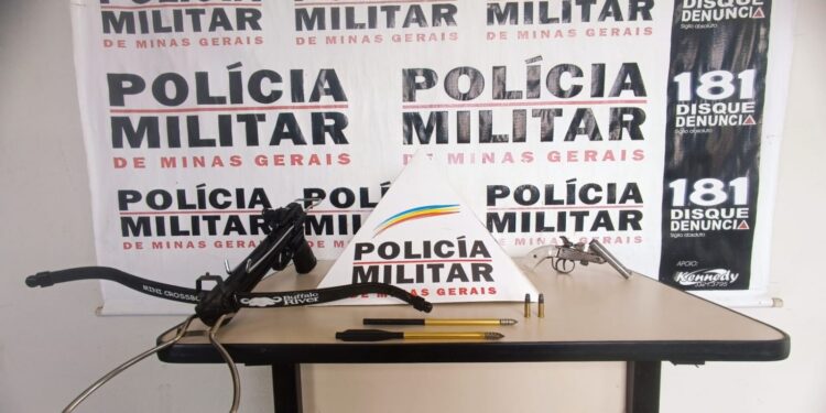 Polícia Militar apreende arma de fogo, munições e balestra em Itapecerica
