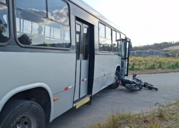 Motociclista fica ferido após colisão com ônibus no Engenho de Serra