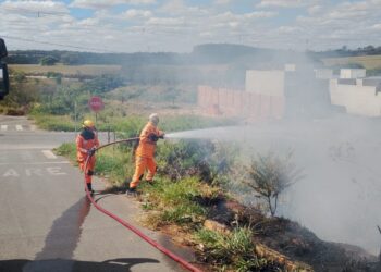 Corpo de Bombeiros combate incêndio em lote vago no bairro Alvorada, em Arcos