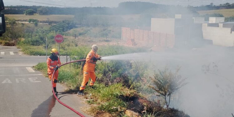 Corpo de Bombeiros combate incêndio em lote vago no bairro Alvorada, em Arcos