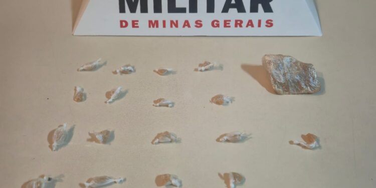 Polícia Militar apreende drogas e detém adolescente no bairro Geraldo Veloso em Formiga