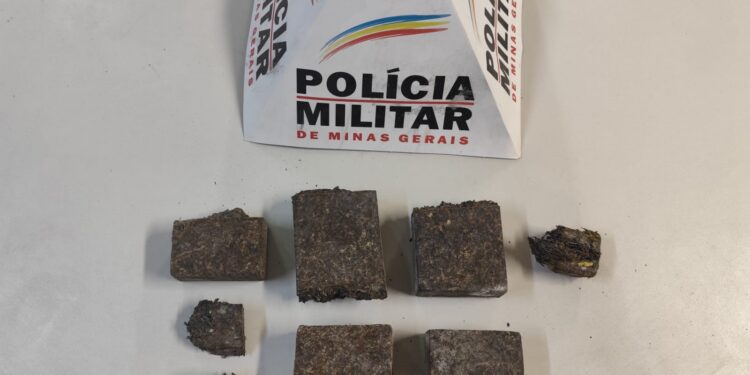 Polícia Militar prende dois suspeitos por tráfico de drogas no bairro Santo Antônio, em Formiga