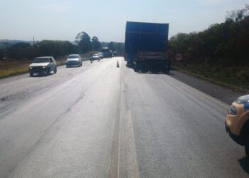 Caminhão com problemas mecânicos interdita pista da BR-354, em Formiga