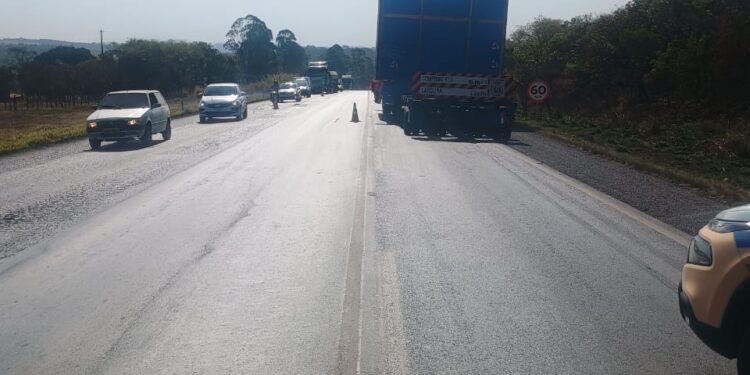 Caminhão com problemas mecânicos interdita pista da BR-354, em Formiga