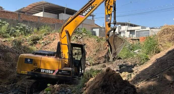 Obra de drenagem e recuperação em área erosiva tem início no córrego Bela Vista