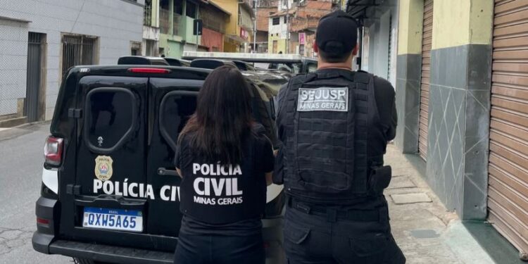 Jovem suspeito de induzir crianças a se despirem em salas de bate-papo é alvo de operação