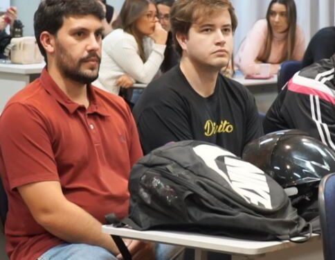 Alunos do Unifor-MG participam de palestra sobre globalização e soberania
