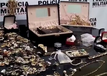 Perseguição acaba em capotamento, prisão e apreensão de joias em Minas