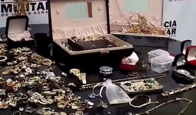 Perseguição acaba em capotamento, prisão e apreensão de joias em Minas