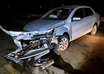 Carro bate em defensa metálica após desviar de carreta na BR-354 em Bambuí