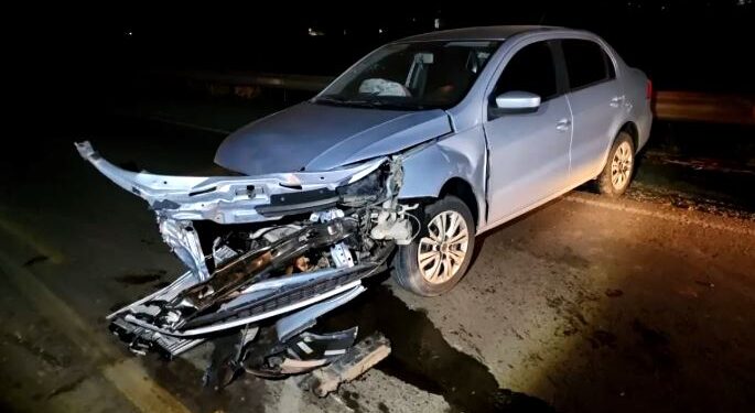 Carro bate em defensa metálica após desviar de carreta na BR-354 em Bambuí