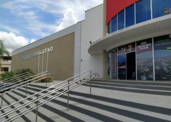 Câmara de Arcos analisa projeto que proíbe músicas com apologia a drogas, violência e conteúdo sexual em escolas