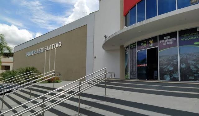 Câmara de Arcos analisa projeto que proíbe músicas com apologia a drogas, violência e conteúdo sexual em escolas