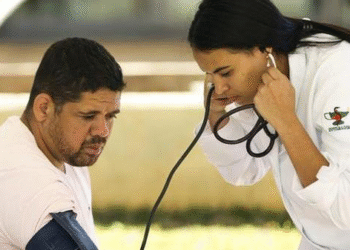 Tenho pressão 12 por 8. E agora? Preciso tomar remédio?