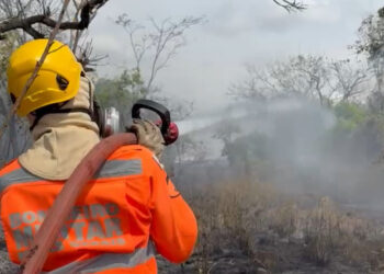 Bombeiros controlam incêndio em área urbana próximo a escola em Córrego Fundo