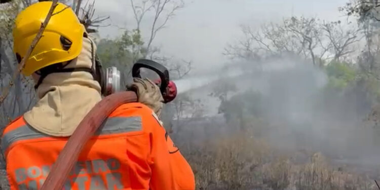 Bombeiros controlam incêndio em área urbana próximo a escola em Córrego Fundo