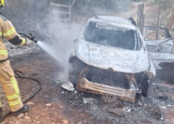 Carro pega fogo em zona rural de Formiga
