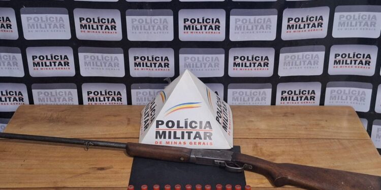 Homem de 21 anos é preso por tráfico de drogas e posse ilegal de munições em Itapecerica