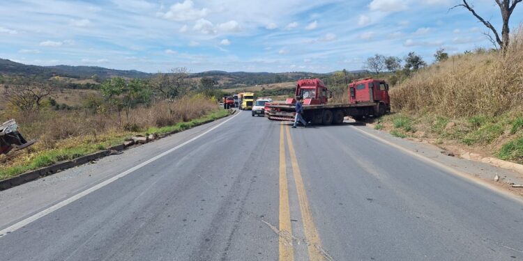 Trecho próximo ao trevo do Engenho de Serra será interditado nesta manhã para retirada de veículo acidentado