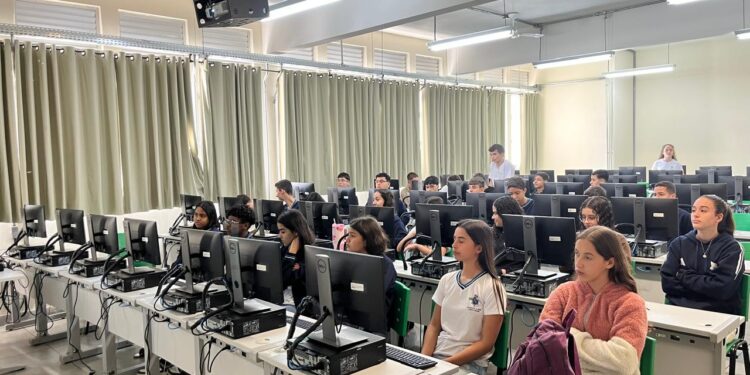 Alunos de Córrego Fundo visitam IFMG campus Formiga