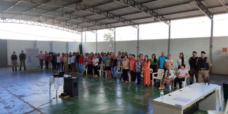 Palestra sobre Agosto Lilás é realizada para grupo de mulheres em Córrego Fundo