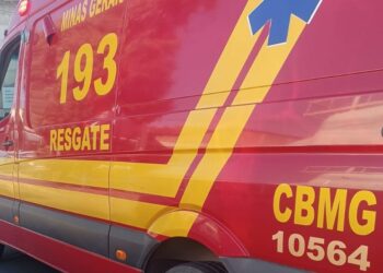 Mulher de 42 anos fica ferida em acidente entre motocicleta e carro em Formiga