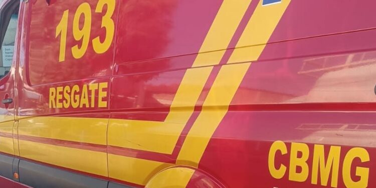 Mulher de 42 anos fica ferida em acidente entre motocicleta e carro em Formiga