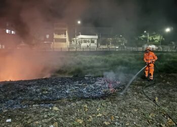 Bombeiros contêm incêndio em área urbana no bairro Santo Antônio em Formiga