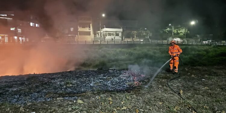 Bombeiros contêm incêndio em área urbana no bairro Santo Antônio em Formiga