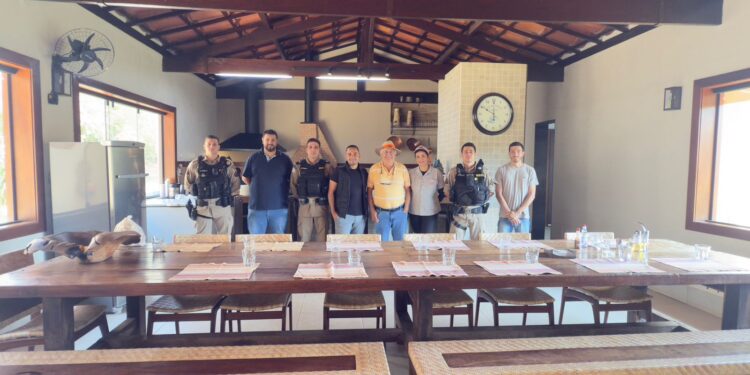 Polícia Militar discute ampliação do sistema “Olho Vivo” com prefeito e produtores rurais de Itapecerica