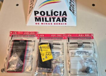 Passageiros de ônibus de Arcos são presos com drogas a caminho de festa em Formiga