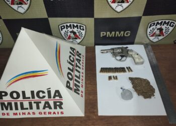 Em ocorrência de violência doméstica, policiais militares prendem suspeito e apreendem arma, munições e drogas