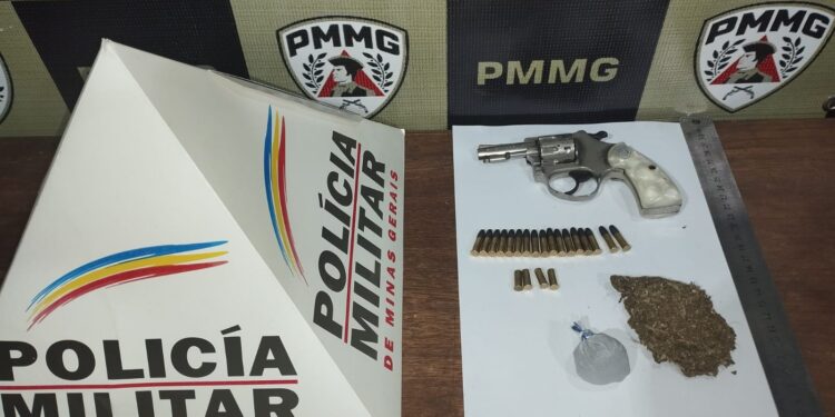 Em ocorrência de violência doméstica, policiais militares prendem suspeito e apreendem arma, munições e drogas